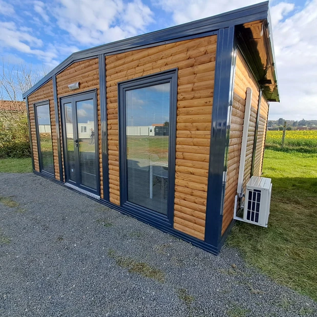 3c2830_359acf0bf5964b1b8.webp Möblierter Bungalow mit Gartenchalet – Bild 1