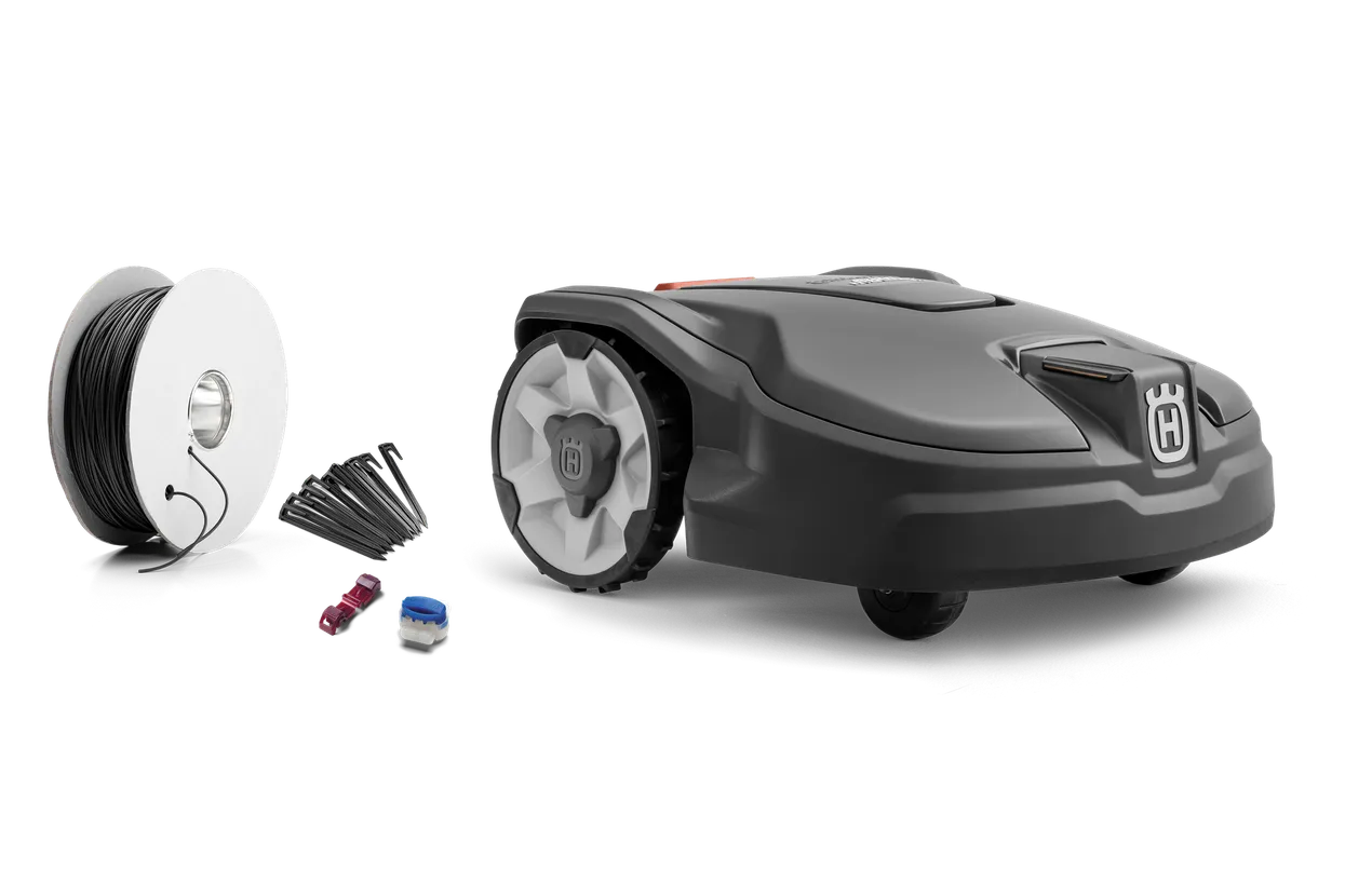99ea3b51beb3bdfe9a73913c36ae34a0.webp Husqvarna Automower 305 inkl. Installations-Kit – Bild 1